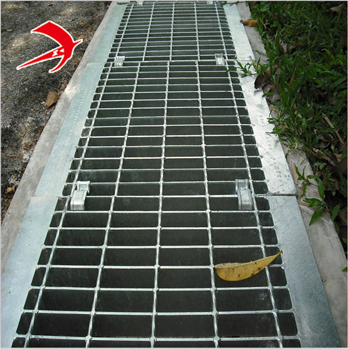 Trench cover grating