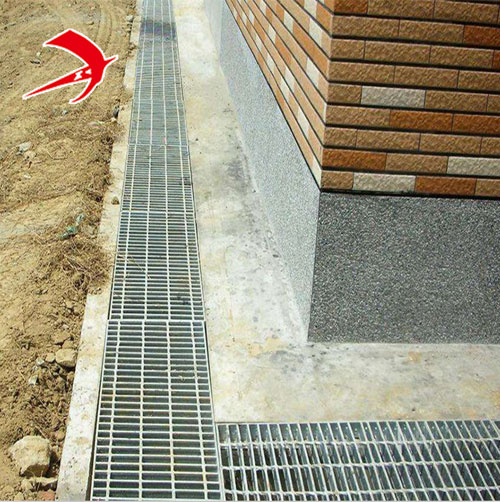 Trench cover grating